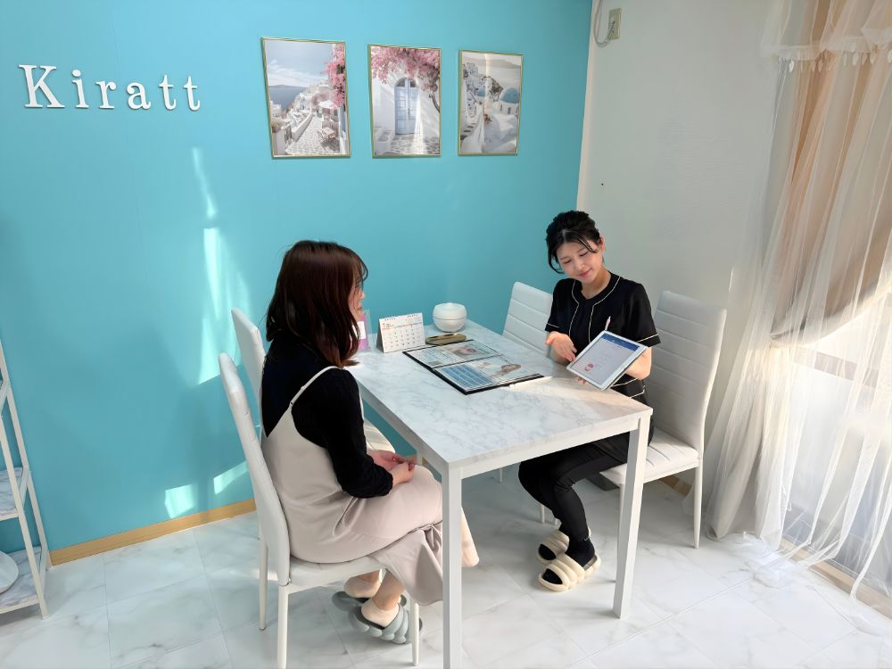 ホワイトニングサロンKiratt 茨城牛久店　スタッフカウンセリング写真